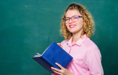 yeni öğretim yılı. Kız sınavlara hazırlanın. tahtada gözlüklü mutlu öğrenci. okul dersinde kız öğretmen. kitap ile öğretmen. projeyi rapor edin. Okula geri dön. kitap okuma. kitap sever. kopyalama alanı