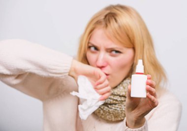 Eczacı önerilir. Burun içine ilaç püskürtme hasta bir kadın. Burun soğuk veya anti Hemşirelik sevimli kadın. Burun spreyi kullanarak burun akıntısı ile sağlıksız kız. Soğuk algınlığı veya alerjik rinit tedavisi