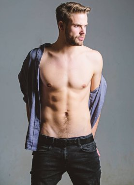 Güçlü ol. Erkek modası ve güzelliği. Çıplak gövdeli altı paket seksi adam. Atlet adam, saç bakımı. Spor sonrası kas eğitmeni. Fitness diyeti. Arzu ve ayartma. Seksi kas maço