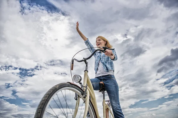 Promouvoir les infrastructures cyclables. Fille visage heureux aime monter à vélo. Transport de vélos respectueux de l'environnement, bon marché et rapide. Culture et infrastructure cyclistes. Fille promenades vélo ciel fond — Photo