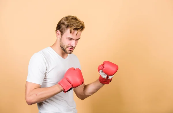 Un hombre con guantes de boxeo. Moda deportiva y deportiva. Pelea. Knockout y energía. Éxito deportivo. Boxeador hombre entrenamiento, buen estado físico. El deportista musculoso tiene poder. El último combate. lucha por el éxito — Foto de Stock