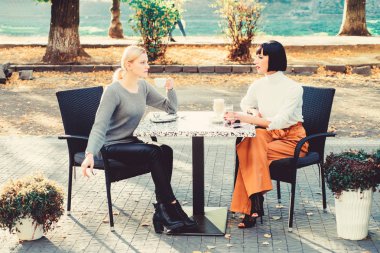 Güne burada başladığımız için şanslıyız. Dedikodu konsepti Mutlu öğle yemekleri. Bisiness toplantısı. Kafe terasında. Kahve zamanı. Keyifle boş zaman. Mutlu arkadaşlar kızlar kafede vakit geçirir. Kadın arkadaşlığı. Kahveyle rahatla