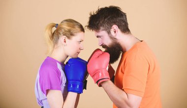 Kimisi onlara rakip diyor, ben de kurban diyorum. spor salonunda kadın ve sakallı adam egzersiz. koç ile tren. Spor. Mücadele. nakavt enerjisi. boks eldivenleri çift eğitim. yumruklama, spor Başarı