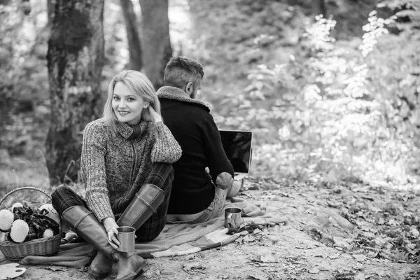 Arbeta med frisk luft. Surfa på Internet. Happy Loving par koppla av i parken med laptop. Alltid på jobbet. Man frilansande arbetstagare internetmissbrukare Gamer med laptop Forest. Internet missbrukare make — Stockfoto