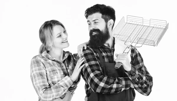 Strumenti per arrostire la carne. Uomo barbuto hipster e ragazza. Preparazione e gastronomia. Fine settimana in famiglia. Coppia innamorata tenere utensili da cucina. Barbecue da picnic. cottura del cibo. Amare tutto di lei — Foto Stock