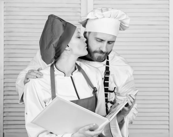 Feliz de estar enamorado. pareja enamorada de la comida perfecta. hombre y mujer chef en el restaurante. Planificación del menú. cocina culinaria. ingrediente secreto por receta. Cocinar uniforme. Cocina familiar en la cocina — Foto de Stock