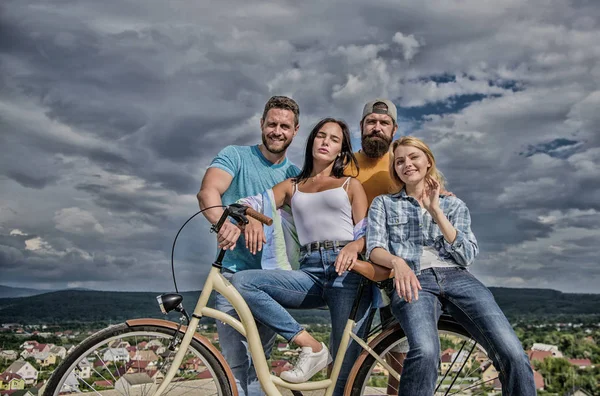 Les amis de groupe traînent à vélo. Entreprise jeunes gens élégants passent leurs loisirs en plein air fond de ciel. Vélo comme meilleur ami. Les jeunes aiment le vélo de croisière. Cyclisme modernité et culture nationale — Photo