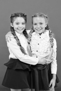 Okul daha eğlenceli olmalı. Sevimli saç modeli ve mutlu gülümsüyor ile Schoolgirls. En iyi arkadaşlar mükemmel öğrenciler. Schoolgirls düzenli görünüm sizinle tanışmak için sevindim. Okulda yeni arkadaşlar edinin. Okul arkadaşlığı