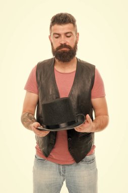 Hocus pocus. Sihirbaz sirk çalışanı. Adam sakallı adam sihirbaz. Sihirbaz karakter. Sihirbaz hile performans kavramı. Sirk sihirbazlık numarası performansı. Komik eğlence. Sokak performansı