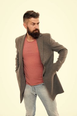 Mükemmel sakal. Sakallı, olgun bir hippi. Sakallı adam. Kendine güvenen ve yakışıklı bir vahşi. Saç ve sakal bakımı. Erkek berber bakımı. Kişisel bakım. Genç ve kendinden emin. Kusursuz tarzına güveniyor.