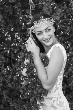 Çiçek açan güzellik. Gelin beyaz gelinlik güneşli gün pembe çiçekler doğa arka plan çiçek. Botanik temalı düğün. Kadın güzel elbise düğün töreni. Çiçekler düğün süsleri. Çiçekçi servisi