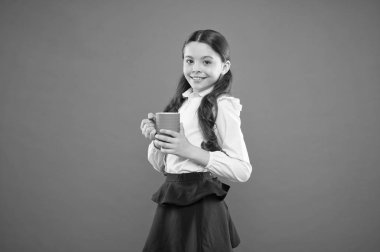 Su dengesi. Dersten önce çayın tadını çıkarıyorum. Yeterince su iç. İlham verici bir içki. Kız kakao ya da çay içer. Beyin için kalori yakıtı. Kupalı liseli kız çay molası veriyor. Rahatla ve şarj ol.