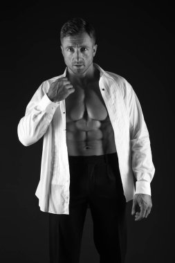 Randevuya hazırlanın. Adam kas maço romantik tarih için giyinme. Sporcuya aşık olmak. Bodybuilder kas göğüs tarih açık havada veya gece dışarı hazırlanıyor. Romantik kaslı adam