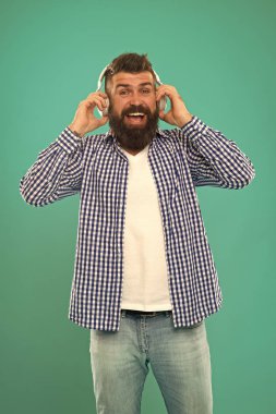 Sakallı adam. Saç ve sakal bakım. Mutlu bir adam hippi müzik dinlemek. Kulaklık adam. Genç ve acımasız. Olgun hippi sakallı. müzik. bıyıklı acımasız beyaz hippi. sesli kitap