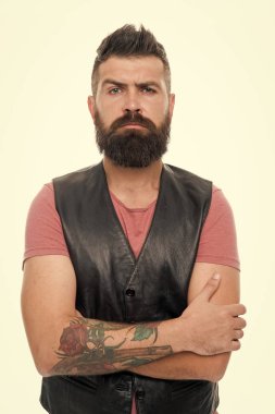 Yüz bakımı. Genç ve acımasız. Erkek kuaför bakım. Ciddi adam hippi. Sakallı adam. Saç ve sakal bakım. Olgun hippi sakallı. bıyıklı acımasız beyaz hippi. moda bakmak vogue modeli