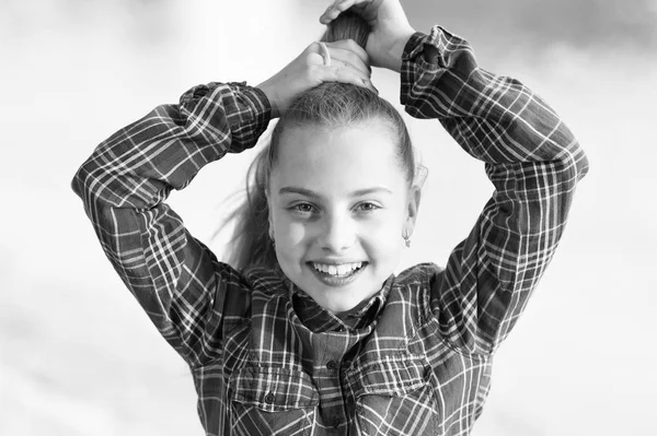 Adoro pentear-me. Criança bonito fazendo seu estilo de cabelo de rabo de cavalo fantasia. Adorável menina pequena styling longo cabelo loiro. Seu cabelo precisa de um cabeleireiro — Fotografia de Stock