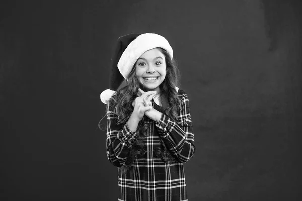 私の最愛の願い。幸せな冬の休日。小さな女の子。クリスマスのプレゼント。子供の頃。クリスマスの買い物。赤いサンタの帽子で、幼い女の子子供。新年会。サンタ クロース子供。家族のお祝い — ストック写真