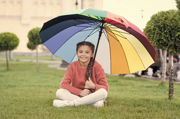 어떤 날씨가 좋은입니다. 비 후 무지개입니다. 행복 한 소녀에 대 한 다 색된 우산입니다. 가 날씨에 긍정적인 분위기입니다. 날씨 처럼 쾌활 한 아이입니다. 봄 날씨입니다. 화려한 우산 아래에서 어린 소녀 — 스톡 사진
