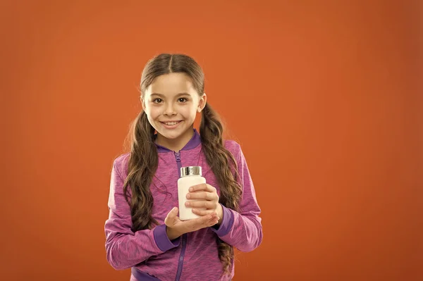 För friska mag flora. Kosttillskott för barn. Ta vitamintillskott. Flicka håll läkemedel flaska. Vitamin och medicin koncept. Barn tjej ta läkemedel. Behovet av vitamintillskott — Stockfoto