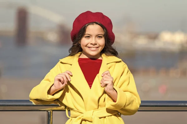 Criança elegante em boina parisiense e casaco. Look de moda infantil. Rapariga. Tempo de primavera. Tendência do outono. menina feliz. estilo pessoal. Ela tem um grande estilo. Está na moda. Amando seu novo estilo — Fotografia de Stock