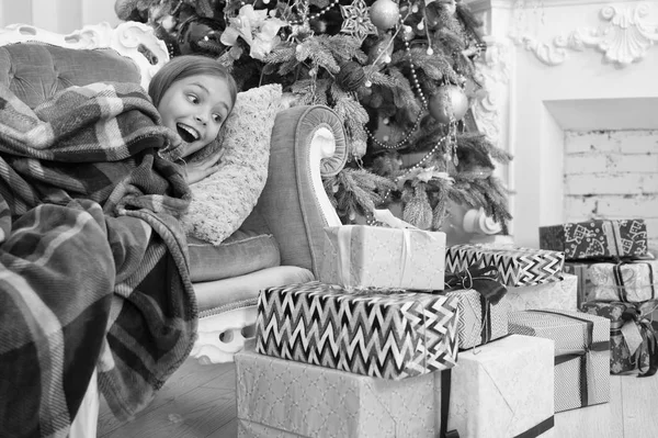 Xmas önce sabah. Küçük kız. Yeni Yılınız Kutlu Olsun. Kış. Xmas online alışveriş. Noel Baba ve don t gecikme gel. Aile tatili. Noel ağacı ve hediyeler. Çocuk keyfini çıkarın tatil — Stok fotoğraf