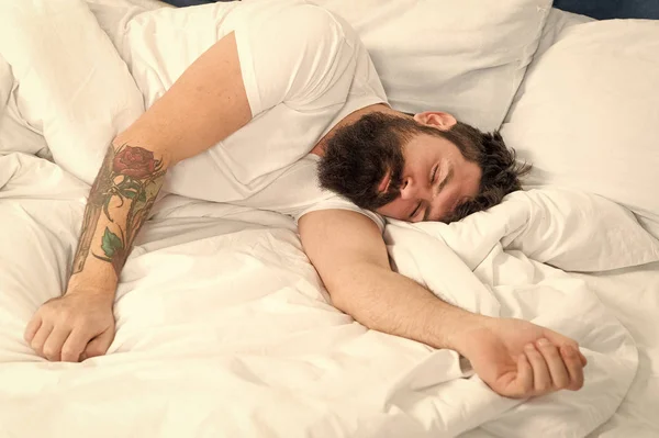 Tan cansada. hombre somnoliento brutal en el dormitorio. macho maduro con barba en pijama en la cama. energía y cansancio. dormido y despierto. El hombre barbudo hipster duerme por la mañana. él está muy cansado hoy — Foto de Stock