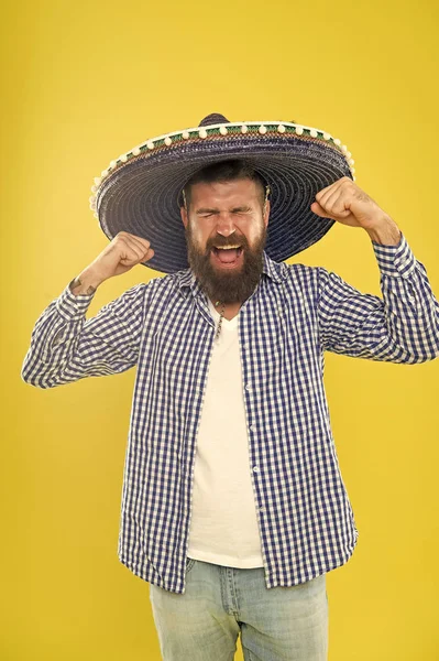 Verrückt nach seinem Sombrero. bärtiger Mann mit mexikanischem Hut. Hipster mit Hut mit breiter Krempe. Mexikaner mit Sombrero. traditionelles Modeaccessoire für mexikanische Trachtenparty. er ist verliebt in mexikanischen Stil — Stockfoto