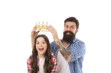 Unvan ve ödül. Küçük prenses hanım. Adam çocuğun başına altın taç taktı. Kazanan ve ödül. Premium ödül. Tören ödülü. Kızıma en iyi şekilde vermek. Zafer ödülü. Övgü ve ödül