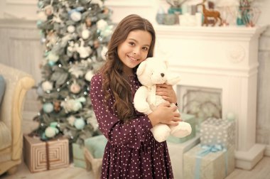 Noel Baba 'yı bekliyorum. Kış. Noel hediyesi olan şirin küçük bir kız çocuğu. Mutlu yıllar. Noel alışverişi. Noel aile tatili. Noel 'den önceki sabah. Umarım Noel 'de mutlu olursun.