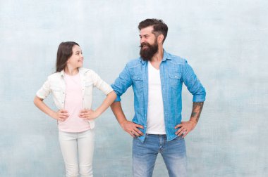 Baba takımı. Sakallı hippi adam ve sevimli kız çocuğu. Biz bir takımız. Aile takımı. Baba ve kızı takım arkadaşları. Ebeveynlik ve çocukluk. Babalar Günü konsepti. Güven ve destek. En iyi arkadaşlar