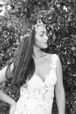 Çiçek açan güzellik. Botanik temalı düğün. Kadın güzel elbise düğün töreni. Çiçekler düğün süsleri. Çiçekçi servisi. Gelin beyaz gelinlik güneşli gün pembe çiçekler doğa arka plan çiçek