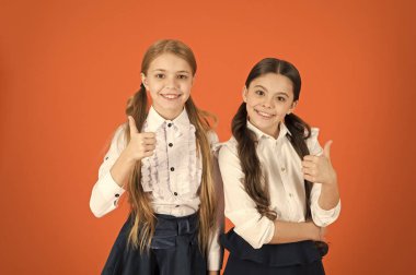 Neşeli çocuklar. En iyi arkadaşıyla ders motivasyon. Kızlar en iyi arkadaşlar okul üniforması sınıf arkadaşları. Okulda dostane ilişkiler. Arkadaşlık okul eğitimine devam ederken. Okul dostluk kavramı