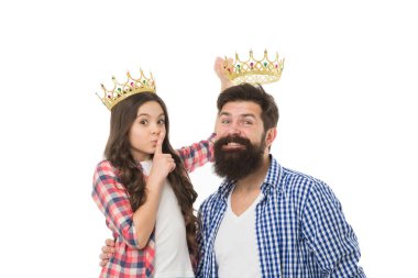 Mutlu aile beyaz arka plan. Sakallı adam kızıyla gurur duyuyor. Kızıile oyun oynayın. Babalık kavramı. Kızıyla eğlenceli. Kraliyet ailesi. Erkek altın taç ve küçük kız çocuk. Kral ve prenses