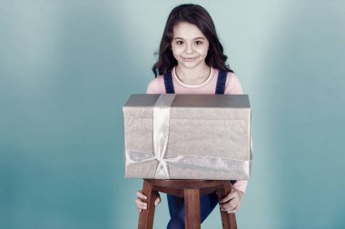 Çocuk kızla mevcut hediye kutusu