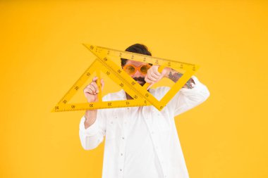 Üniversite eğitimi. Üçgenli sakallı. Özellikleri keşfetmek. Ölçme aleti kullanan öğrenci. Mühendislik mimarlık fakültesi öğrencisi. Adam matematik dersi. Akıllı öğrenci