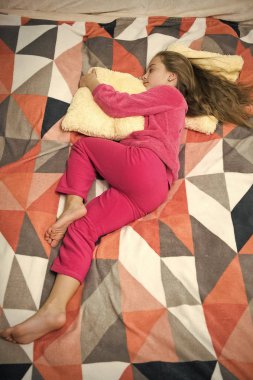 Çocukluk mutluluk. Mutlu kız yatak odasında. Günaydın. Uluslararası Çocuk günü. Pijama partisi. İyi geceler. Küçük kız çocuk uyku için hazır. Dinlenmek için zaman. Uykucu bebek