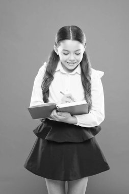 Okula geri dön. Bilgi günü. Liseli kız çalışmaktan hoşlanır. Çocuk okul üniforması çalışma kitabı tutun. Okul dersi. Ev ödevi yapan bir çocuk. Kariyer yolun burada başlıyor. Kompozisyon veya notlar yazın. Çalışma için ilham