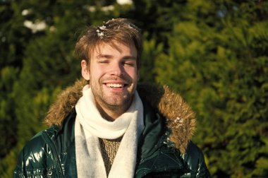 Tatil ve seyahat. Kış modası. Sıcak giysiler. Karlı havalarda. Trendy kışlık mont. Adam. Dışarısı soğuk. Karda orman. Temiz hava. Kış tatil günlerinde mutlu adam. Kış rüya