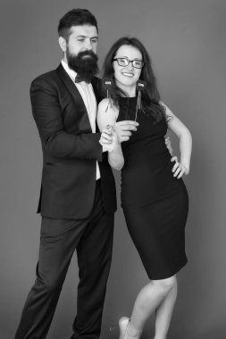 tek ve tek. aşık seksi çift. sevgililer günü kalp. sakallı işadamı ve bayan. resmi sevgililer partisinde smokin adam ve kadın. resmi çift. iş toplantısı. sevgililer gününde aşk tarihi