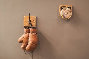 Son antreman. Vintage boks eldiven kanca duvar arka plan asmak. Boks eldivenleri ve zil. Boks kariyerinin ünlü sporcusu. Kutu sporları Müzesi. Kutu sergi retro özellikleri. Boks okulu