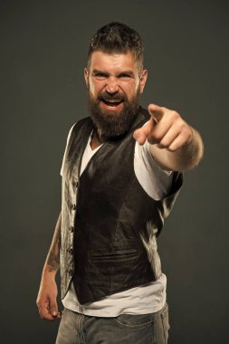 kızgın hissediyor. Sakallı adam. Erkek kuaför bakım. Saç ve sakal bakım. Acımasız adam kendinden emin ve yakışıklı. Olgun hippi sakallı. bağırarak ve parmak işaret sakallı adam. Beni şimdi duyabiliyor musun