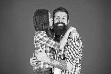 Spontane öpücük. Küçük çocuk babasını seviyor. Aile bağları. Babalar günü. çocuk günü. babası ile mutlu küçük kız. baba ve kızı kucaklamak. aşk öpücüğü. kızı babasını öpmek. sadece bir öpücük