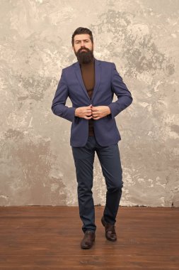 Modern iş adamı. Adam yakışıklı sakallı işadamı lüks resmi takım elbise giymek. Erkek giyim ve moda kavramı. Adam acımasız bir modeldir. İş insanlar moda stil. Office için resmi giyim