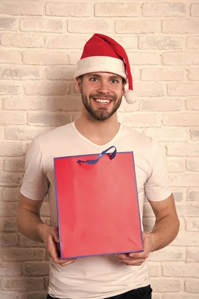 Santa lycklig. leverans julgåva. mannen i santa hatt hålla julklapp. Online julhandeln. Gott nytt år, kopia utrymme. På morgonen innan Xmas. Jul kul. Vinter semester försäljning — Stockfoto