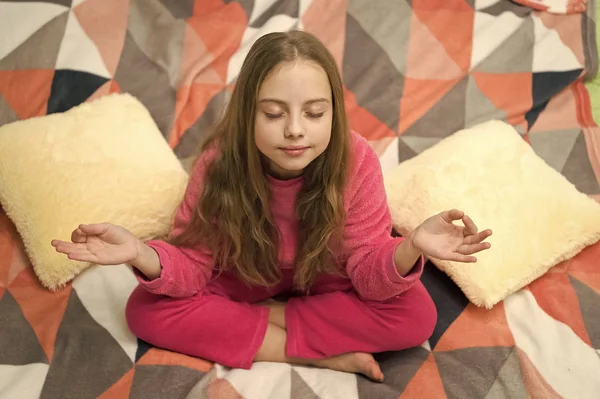 Niña pequeña lista para dormir. Es hora de relajarse. Felicidad infantil. Buenos días. Día internacional de los niños. Niña feliz en el dormitorio. Fiesta de pijamas. Buenas noches. Buenos días, cariño. yoga — Foto de Stock