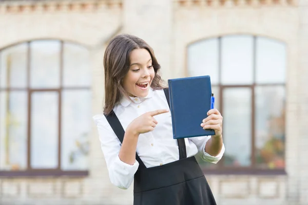 I migliori libri di testo per imparare a casa. Apprendista. Carino sorridente libro di custodia per bambini. Superare il test con successo. Una studentessa. Il concetto di istruzione scolastica. Giorno della conoscenza. Imparare la lingua — Foto Stock