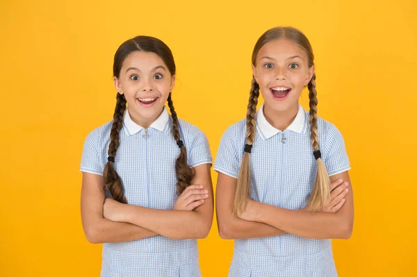 Estudantes alegres fundo amarelo. Raparigas. Feliz dia das crianças. Igualdade de protecção dos direitos civis e liberdade de discriminação. Alunas perfeitas. Estudantes vintage roupa de estilo simples — Fotografia de Stock