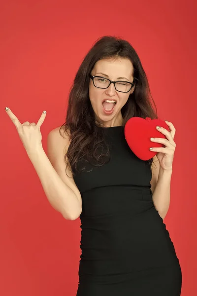 Coole Frau mit Brille. Geschäftsfrau mit cooler Geste. Zeit zum Feiern. glückliche Frau lieben ihren Look. Mode und Schönheit. Love Date und Romantik. sexy elegante Frau hält rote Valentinstage Herz — Stockfoto