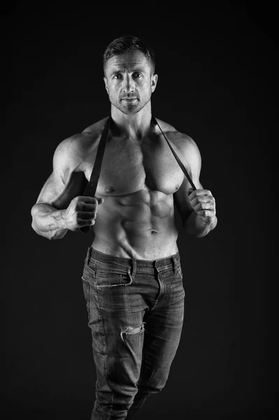 Gym tränare. Bodybuilding koncept. Stark atletisk Fitness man. Bodybuilding utbildning. Styrka och motivation. Sport prestation. Framgångsrik inom idrotten. Bo bra form. Bodybuilding livsstil — Stockfoto