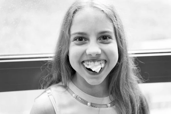 Incorrigible sweet tooth. Hungry kid. Girl holds sweet marshmallows in hand. Marshmallow challenge. Sweet dessert marshmallo Challenge accepted.w. Kid girl eat sweets and treats. Calorie and diet — Stock Photo, Image